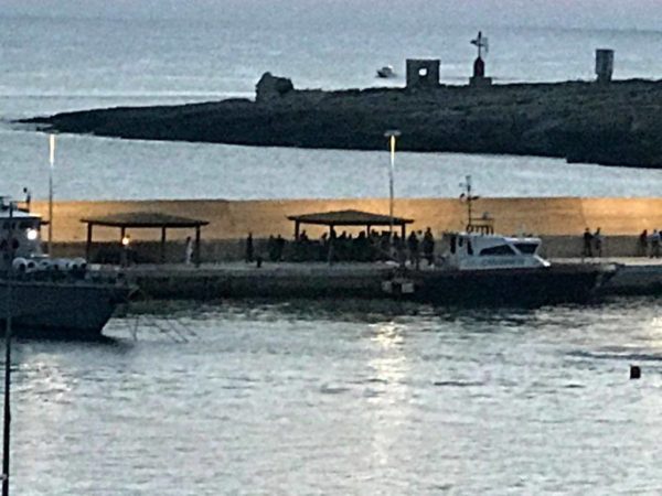 Lampedusa-sbarco di migranti durante il soundcheck
