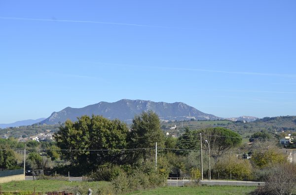 Monte Soratte da Calcata, a sinistra Faleria sullo sfondo Sant'Oreste