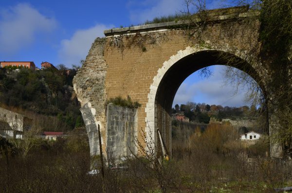 Resti del ponte della Tramvia sul fiume Treja comune di Civita Castellana