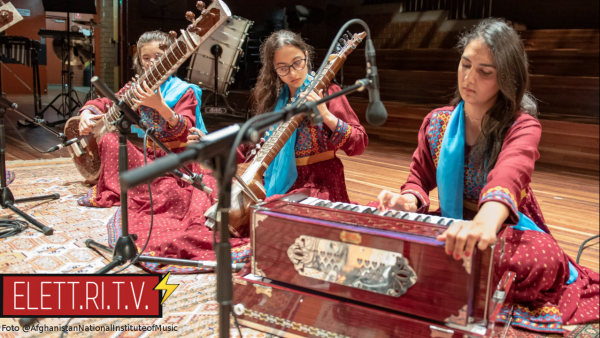 Afghanistan_talebani_vietano_la_musica_nei_luoghi_pubblici_2021_08_foto_orchestra_femminile_afghana_zohra